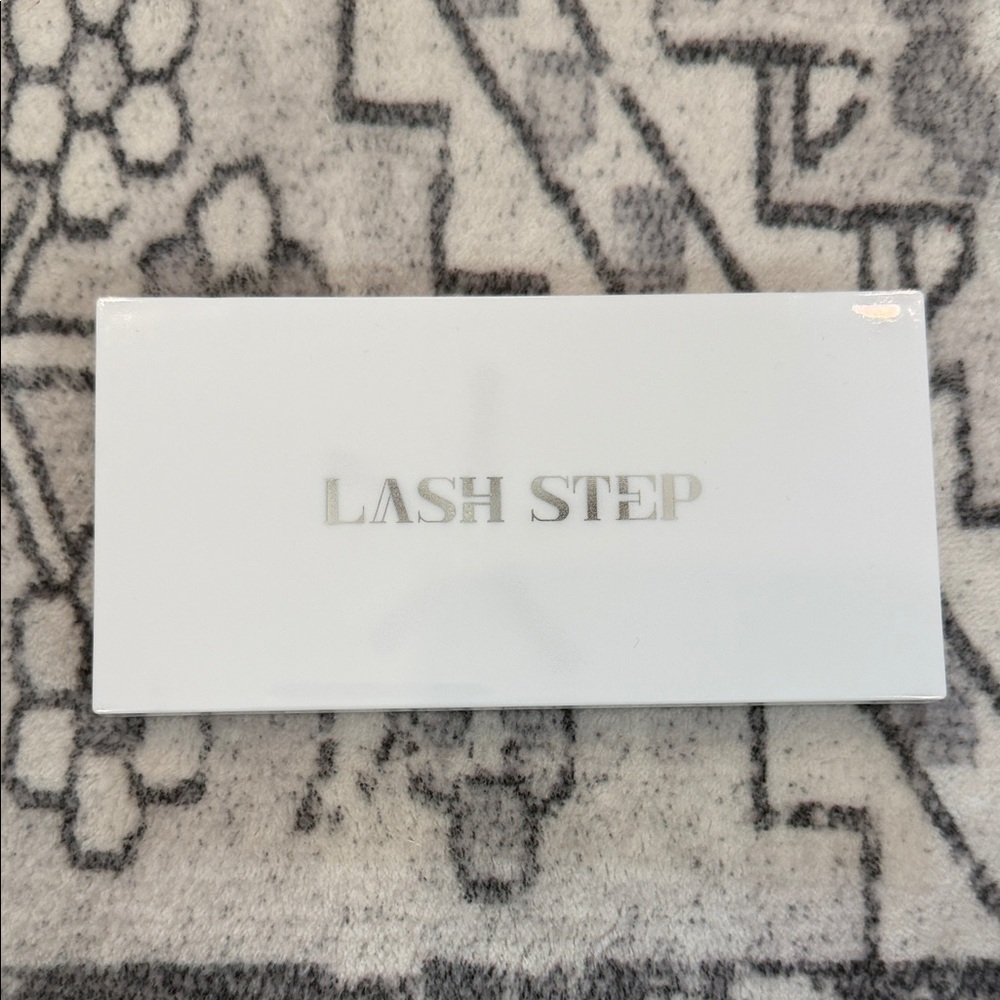Lash Step White Makeup Palette